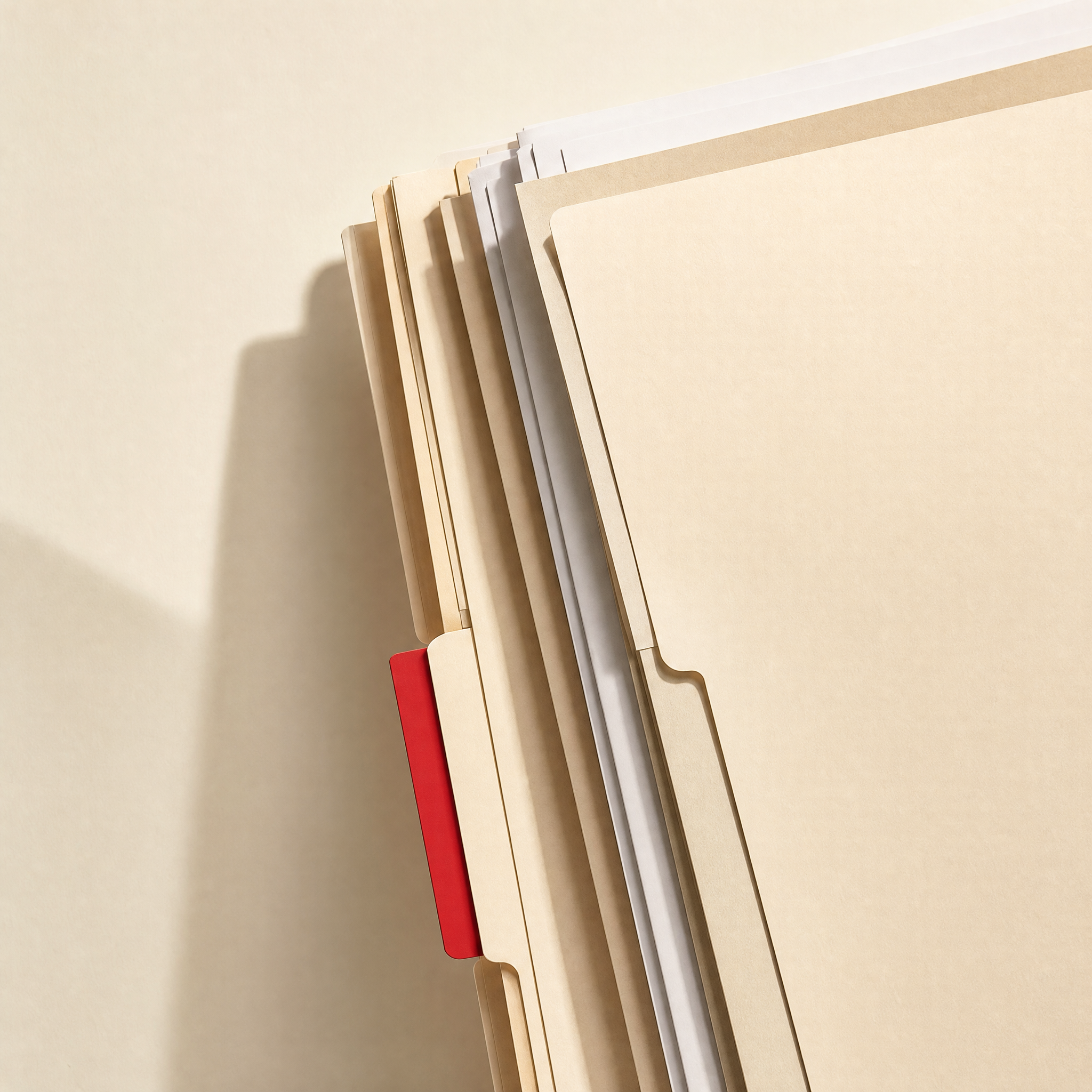 Still-life editoriale di documenti ordinati su carta crema